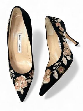 Manolo Blahnik Black Floral Embroidered Canvas Kayal Pointed Toe Pumps Size 37.5